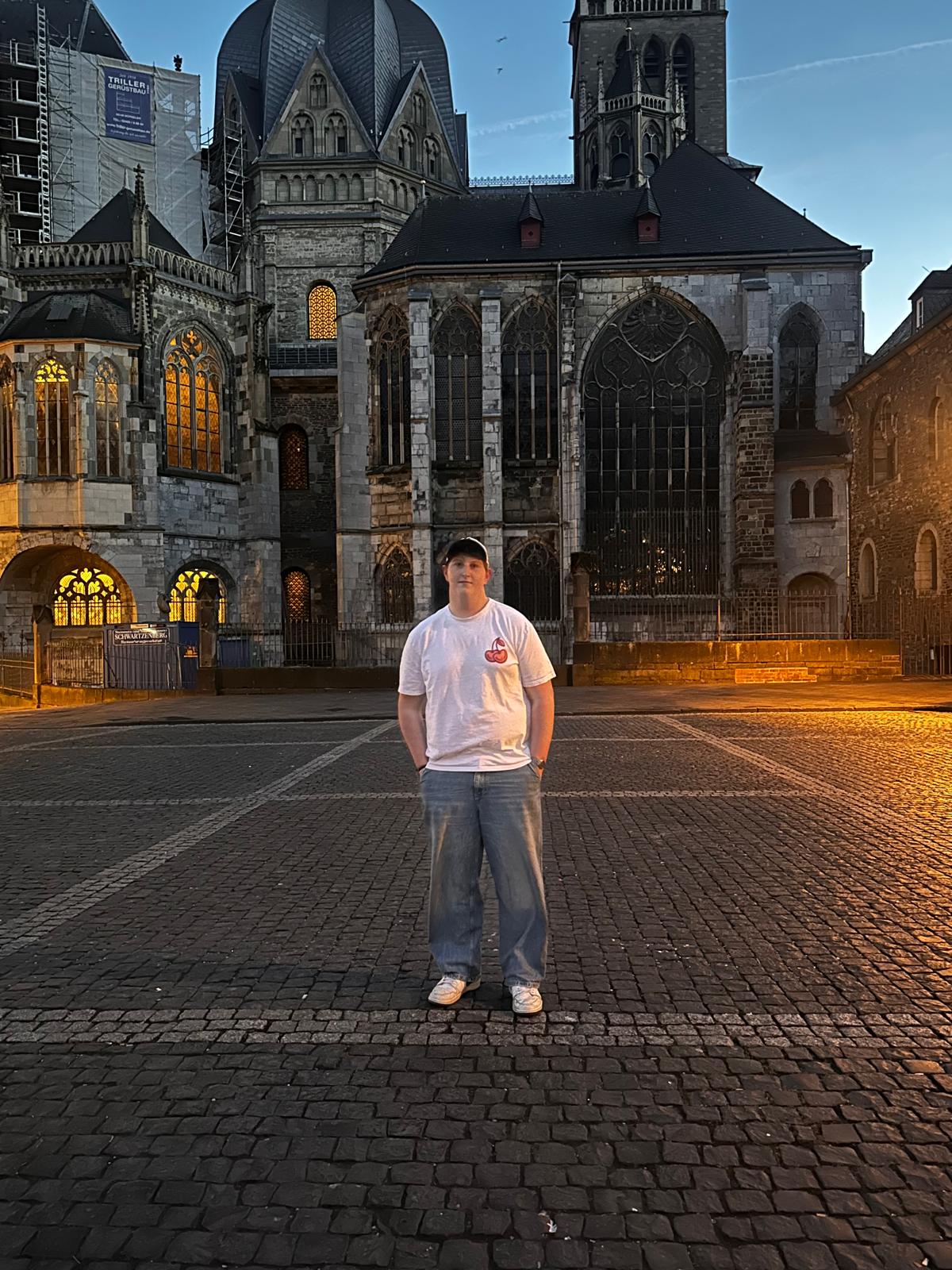 Yago Breedijk standing in front of a historic church